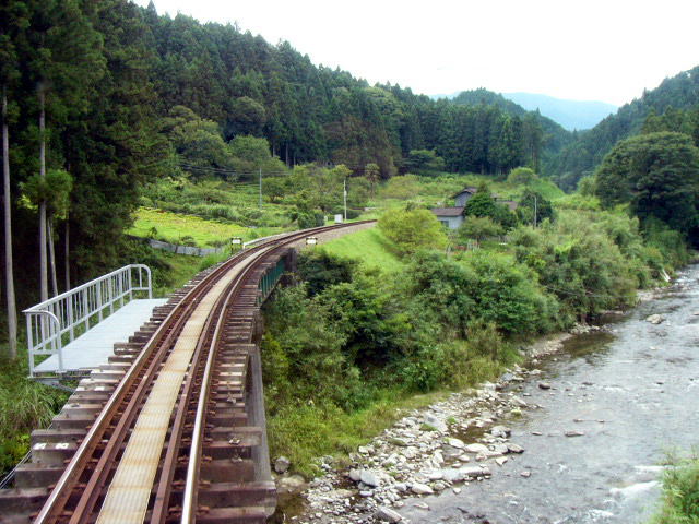 雲出川の清流を渡る